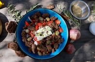 Zu Tisch ... – Er gehört zur DNA der griechischen Küche: frischer Salat mit Feta. Dazu Dakos-Zwieback aus glutenfreiem Karobmehl