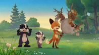 Mama Fuchs und Papa Dachs – Um den Waldgeist zu erschrecken ziehen Luis, Emmie und Rosie singend durch den Wald.