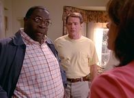 Malcolm mittendrin – Eines Abends taucht Kitty Kenarban überraschend auf und möchte, dass Hal (Bryan Cranston, M.) und Lois (Jane Kaczmarek, r.) mit Abe (Gary Anthony Williams, l.) reden, da sie sich nicht traut ...