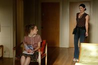 Gilmore Girls – Lorelai (Lauren Graham, r.) und Rory sind mehr als erstaunt, als sie auch Rorys neue Mitbewohnerin Tana (Olivia Hack, l.) treffen. Doch dann taucht auch noch eine weitere Mitbewohnerin auf, die alles andere als unbekannt ist ...