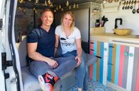 Wir werden Camper – Daniel (36) und Nina (r, 32) aus Marl in ihrem Camper-Van.