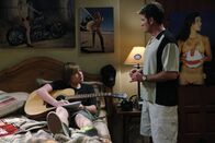 Two and a Half Men – Jake (Angus T. Jones, l.) will seine vergraulte Freundin Celeste zurück haben und komponiert einen Liebessong für sie. Auch diesmal steht ihm Onkel Charlie (Charlie Sheen, r.) mit Rat und Tat zur Seite.