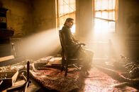 Black Sails – Erfährt Neuigkeiten, die sein ganzes Leben auf den Kopf stellen: Woodes Rogers (Luke Roberts) ...