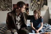 Tatort – Kommissar Peter Faber (Jörg Hartmann, l) tröstet den elfjährigen Martin (Mats Hugo, r). Dessen Vater erlag in der Klinik seinen schweren Verletzungen.