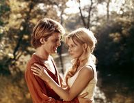Lederstrumpf – Der junge Honigsammler Paul Hover (Robert Benoit) freut sich, dass er am Fluß in der Nähe des Lagers Ellen Wade (Catherine Jourdan) getroffen hat.