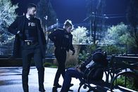 FBI: Special Crime Unit – Special Agent Omar Adom 'OA' Zidan (Zeeko Zaki, l.); Special Agent Nina Chase (Shantel VanSanten, Mitte)