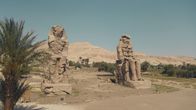 Legendäre Pharaonen – Die Memnonkolosse flankierten einst den Eingang zu Ägyptens größtem Heiligtum: dem Totentempel Amenophis des Dritten.
