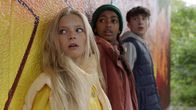 Glow – Jenny, Naomi und Yasin verstecken sich vor Psycho-Roger (v.l.n.r.: Anine Bonnevie Nagell-Høyer, Solvana Tesfaye Tikabo, Yousef Ali Ismail).