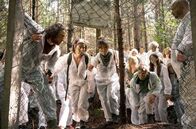 Lauchhammer - Tod in der Lausitz – Janosz Radomski (Andreas Dyszewski), Haley (Lara Heller), Jackie Briegand (Ella Lee), Komparserie (v.l.)