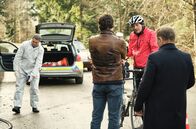 Tatort – Da Dr. Vogt (Jürgen Hartmann, 2.v.re.) auf seiner morgendlichen Rennradrunde am Unfallort vorbeikam, kann er Sebastian Bootz (Felix Klare, 2.v.l.) und Thorsten Lannert (Richy Müller, re.) den Fall vorstellen.