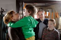 Die Pfefferkörner – Wiedersehensfreude! Henri (Sammy O’Leary), Jan (Matthias Klimsa) und Emma (Aurelia Stern) begrüßen Henris Mutter Elisabeth (Dagmar Leesch).