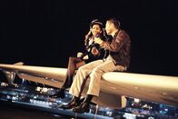 Tor zum Himmel – Nisha (Masumi Makhija) und Alexej (Valera Nikolaev) auf einer Tragfläche eines Flugzeuges. Unbeschwert genießen sie ihre Zweisamkeit an diesem romantischen Ort.