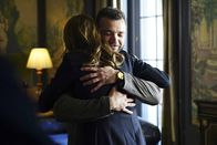 Castle – Der russische Sicherheitsbeamte Vasily Zhiov (Nick Tarabay, l.) scheint ein sehr umgänglicher Bursche zu sein, der Beckett (Stana Katic) auch gleich mit einer Umarmung überrascht ...