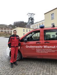 Echt – Oberführer Andy Tauber muss den Sauerstoffvorrat seiner Leute im Blick behalten, sonst wird es gefährlich: „Ich brauche so viel Sauerstoff, um an meinen Einsatzort zu kommen und noch zweimal so viel als Reserve für den Rückweg.“ Für Bergleute ist es ein knallharter Job, der Enormes abverlangt und extreme Gefahren birgt. ECHT mit einem exklusiven Blick hinter die Kulissen der legendären WISMUT Grubenwehr, einer der wohl professionellsten Grubenwehren der Welt, - damals wie heute.