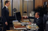 How I Met Your Mother – Rückblick in längst vergangene Zeiten: Barney (Neil Patrick Harris, l.) und Greg (Mark Derwin, r.) ...