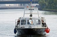 WaPo Berlin – Ein Geiselnehmer hat die MS Bettina in seine Gewalt gebracht. Jasmin Sayed (Sesede Terziyan, li.), Wolf Malletzke (Christoph Grunert, mi.) und Fahri Celik (Hassan Akkouch, re.) in höchster Alarmbereitschaft auf der Silbermöwe.