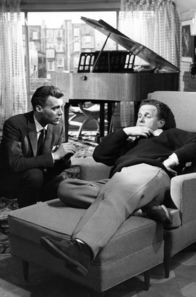 Teufelskreis – Melville Farr (Dirk Bogarde, li.) und Inspektor Harris (John Barrie, re.) überlegen sich einen Hinterhalt, um den Erpresser zu stellen.