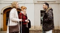 Die Heiland - Wir sind Anwalt – Tarek Naumann (Max Hemmersdorfer, r.), dem Hehlerei vorgeworfen wird, bemüht sich um anwaltliche Hilfe durch Romy Heiland (Christina Athenstädt, l.) ihre Assistentin Tilly Vogel (Sina Reiß, M.).