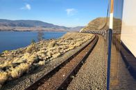 Mit dem Zug ... – Ausblick aus dem Zug "Rocky Mountaineer" auf den Kamloops Lake, westlich der Rocky Mountains.