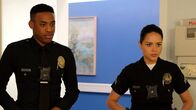 The Rookie – Jackson West (Titus Makin Jr.) und Angela Lopez (Alyssa Diaz) besuchen einen vermeidlichen Zeugen im Krankenhaus.