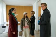 Der Alte – Liss Schwarzhuber (Bianca Nawrath, 2.v.l.) ist entsetzt, als sie von ihrer Mutter Petra Schwarzhuber (Wanda Perdelwitz, 2.v.r.), Annabelle Lorenz (Stephanie Stumph, l.) und Caspar Bergmann (Thomas Heinze, r.) vom gewaltsamen Tod ihres Vaters erfährt.