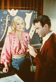 Topkapi – Elizabeth (Melina Mercouri) und ihre Komplizen Arthur (Peter Ustinov, re.), Hans (Jess Hahn, 3. v. re.), Giulio (Gille Segal, Mitte), Walter Elizabeth (Melina Mercouri) und ihre Komplize Walter (Maximilian Schell).
