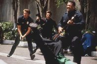 Heat – Schon kurz nach dem Überfall treffen Vincent Hanna (Al Pacino, M.) und sein Team am Tatort ein.