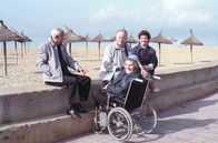 Alltagsgeschichte – "Alltagsgeschichte", "Meine Oma fährt im Winter nach Mallorca." 'Meine Oma fährt im Winter nach Mallorca' ist die Alltagsgeschichte von Elizabeth T.Spira. Ab Dezember, wenn es in der Heimat kalt und ungemütlich wird, fahren tausende Rentner auf die spanischeInsel, um zu überwintern. Sie leben in den großen Hotels an der Südküste, wo ihnen geboten wird, was sie zu Hause kaum noch finden: Gesellschaft, Unterhaltung und Betreuung.