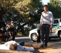 The Mentalist – Rückblick: Patrick Jane (Simon Baker, r.) steht dem CBI-Team bei der Aufklärung eines Mordfalles zur Seite ...