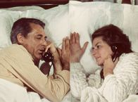 Indiskret – Anna Kaiman (Ingrid Bergmann) und Philip Adams (Cary Grant) fühlen sich sehr zueinander hingezogen.