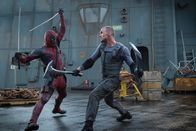 Deadpool – Das Böse in Person: Dem sadistischen Ajax (Ed Skrein, r.) missglückte ein Laborexperiment, seitdem ist Wade alias Deadpool (Ryan Reynolds, l.) vollkommen entstellt. Das bedeutet Rache!