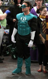 The Big Bang Theory – Sheldon, Raj, Leonard (Johnny Galecki) und Howard nehmen Pennys Freund Zack mit in den Comicbuchladen und überreden ihn dort, mit ihnen zum Kostümfest zu gehen - als Gruppe könnten sie gewinnen ...