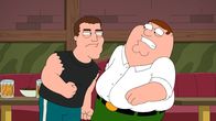 Family Guy – Um nicht als Feiglinge dazustehen, legen sich Peter (r.), Joe und Quagmire mit den Typen an, die an ihrem Stammtisch sitzen. Doch ist das wirklich eine gute Idee?