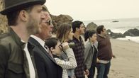Scorpion – Auf dem Weg nach Tahiti müssen (v.l.n.r.) Toby (Eddie Kaye Thomas), Cabe (Robert Patrick), Ralph (Riley B. Smith), Paige (Katharine McPhee), Walter (Elyes Gabel), Happy (Jadyn Wong) und Sylvester (Ari Stidham) auf einer abgeschiedenen Insel notlanden und die Hoffnung auf Rettung ist nur sehr gering ...