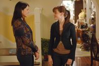 Gilmore Girls – Haben ihrem Streit endlich beigelegt: Lorelai (Lauren Graham, l.) und Rory (Alexis Bledel, r.) ...