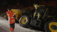 Ice Road Rescue - Extremrettung in Norwegen – Jo Roger bespricht mit dem Traktorfahrer, wie er beim Ziehen helfen soll. (National Geographic)