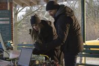 The Strain – Während Dutch (Ruta Gedmintas, l.) und Eph (Corey Stoll, r.) ihre neuste Waffe im Kampf einsetzen wollen, gelingt es Zach, seinem Vater eine Nachricht zukommen zu lassen ...