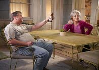 Young Sheldon – George sen. (Lance Barber, l.); Meemaw (Annie Potts, r.)