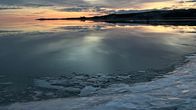 Strände Europas – Wintersonne an der Kurischen Nehrung, auf dem Haff bildet sich Eis.