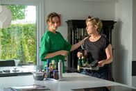 Der Alte – Nina Feldkamp (Brigitte Zeh, r.) misstraut Karen Rothes (Dagny Dewath, l.) Beileidsbekundungen.