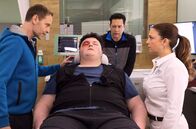 In aller Freundschaft – ARD/MDR IN ALLER FREUNDSCHAFT 1116, "Ring frei" Uhr im ERSTEN. Ab 02.12.2025 in der ARD-Mediathek Timo Wandersleben (Armin Besirevic, 2.v.l.) ist im Boxstudio einem Hieb von Dr. Philipp Brentano (Thomas Koch, 2.v.r.) nicht ausgewichen und k.o. gegangen. Dr. Kai Hoffmann (Julian Weigend, li.) hat sofort den RTW gerufen. Arzu Ritter (Arzu Bazman, r.)