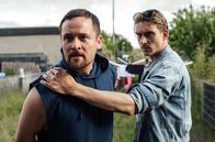 Tatort – Bastian Barthel (Lorris Andre Blazejewski) wird von Adam Schürk (Daniel Sträßer, r.) vorläufig festgenommen.