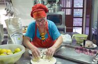 Küchen der Welt – Die sizilianische "Nonna" Rosanna hat über 50 Jahre Kocherfahrung: Hier bereitet sie mit Rosinen, Käse und Pinienkernen gefüllte Sardinen zu.