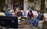 The Big Bang Theory – Stuart (Kevin Sussman, r.) ist relativ erfolgreich mit seiner neuen Dating-App. Bernadette (Melissa Rauch, 2.v.l.), Raj (Kunal Nayyar, 3.v.r.), Howard (Simon Helberg, 3.v.l.) und Penny (Kaley Cuoco, 3.v.r.) wollen auch Frisch-Single Amy (Mayim Bialik, l.) mithilfe der App verkuppeln ...