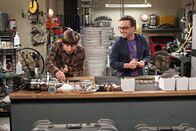 The Big Bang Theory – Simon Helberg als Howard Wolowitz (l.), Johnny Galecki als Leonard Hofstadter (r.)