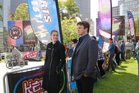 Castle – Ihre Ermittlungen führen Kate (Stana Katic, l.) und Castle (Nathan Fillion, r.) diesmal in die bunte Welt der Skateboarder ...