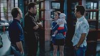 Hawaii Five-0 – Steves Schwester Mary (Taryn Manning, M.) überrascht ihren Bruder damit, dass sie ein Baby adoptiert hat. Als sie plötzlich krank wird, müssen Steve (Alex O'Loughlin, 2.v.l.), Danny (Scott Caan, l.) und Chin (Daniel Dae Kim, r.) die kleine Joan unter ihre Fittiche nehmen ...