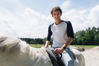 Checker Julian – Der neue Checker: Checker Julian beim Tierarzt-Check.Julian (links) mit Sven Kersten im Steinbruch: Sven weiß, wie Steine abgebaut werden - zum Beispiel mit Sprengstoff.