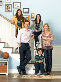 Modern Family – 1. Staffel: (v.li.) Haley (Sarah Hyland), Phil (Ty Burrell), Alex (Ariel Winter), Luke (Nolan Gould) und Claire (Julie Bowen)