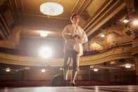 Schloss Einstein – Viktor (Fridolin Sommerfeld) will alles in der Vorrunde des Theaterwettbewerbs geben.